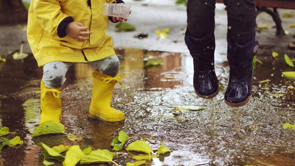 Botas y pilotos para protegerse de la lluvia. Foto: Unsplash.
