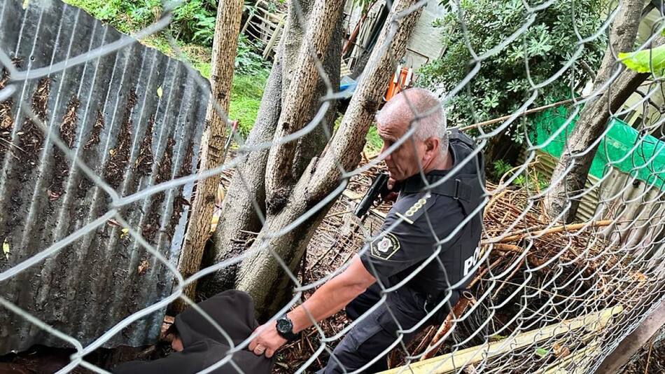 Un ladrón fue hallado dentro de la cucha del perro. Foto: Twitter.