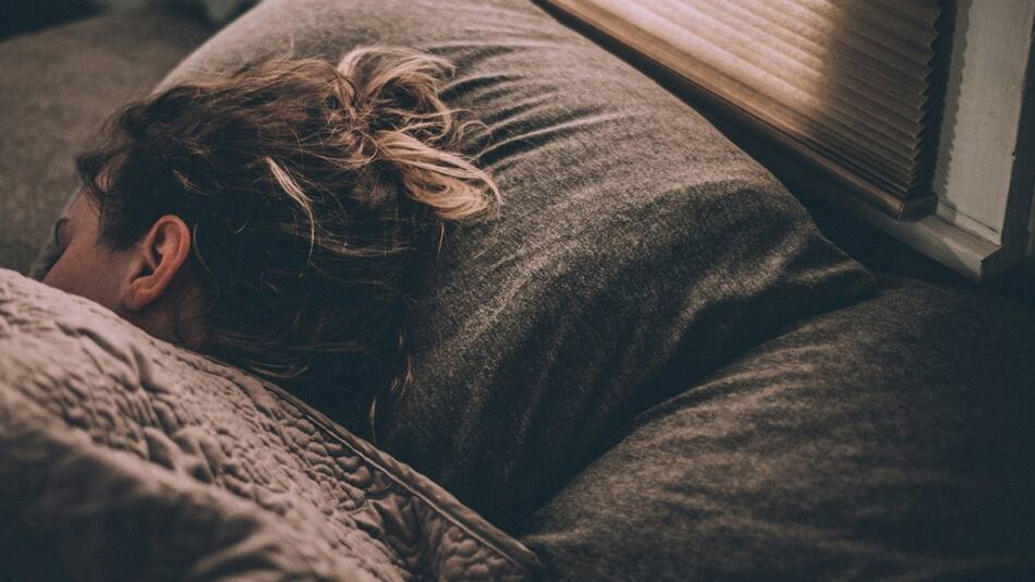 La mejor forma de dormir y no sufrir el frío, pero con cuidados. Foto: Unsplash.