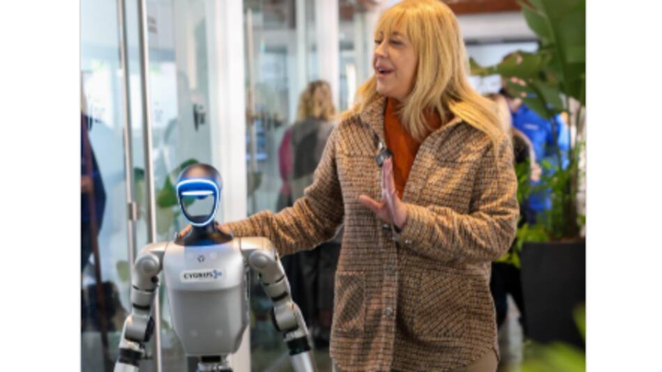 Rossana Chahla con robots en la Municipalidad de San Miguel de Tucumán.