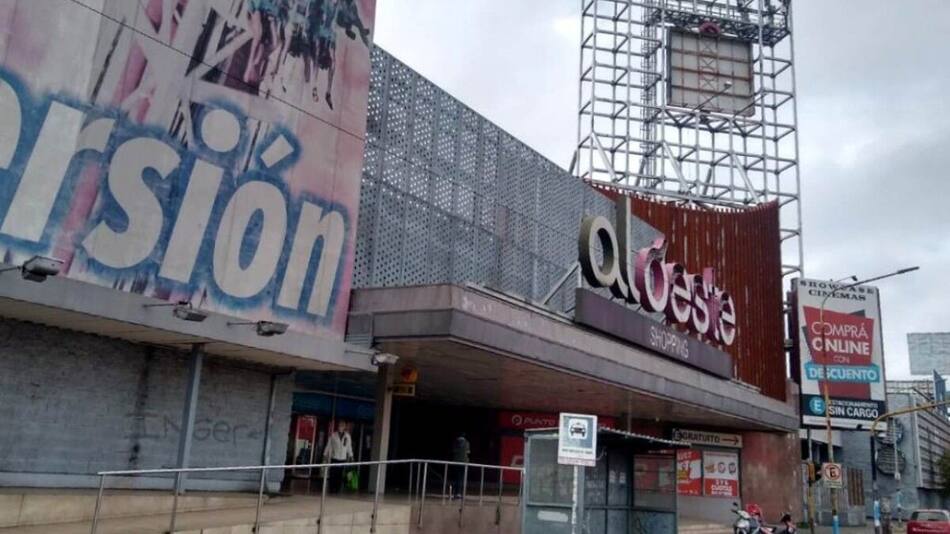 Hoy el shopping cambió de nombre y la fachada está algo desmejorada. Foto: castelar-digital