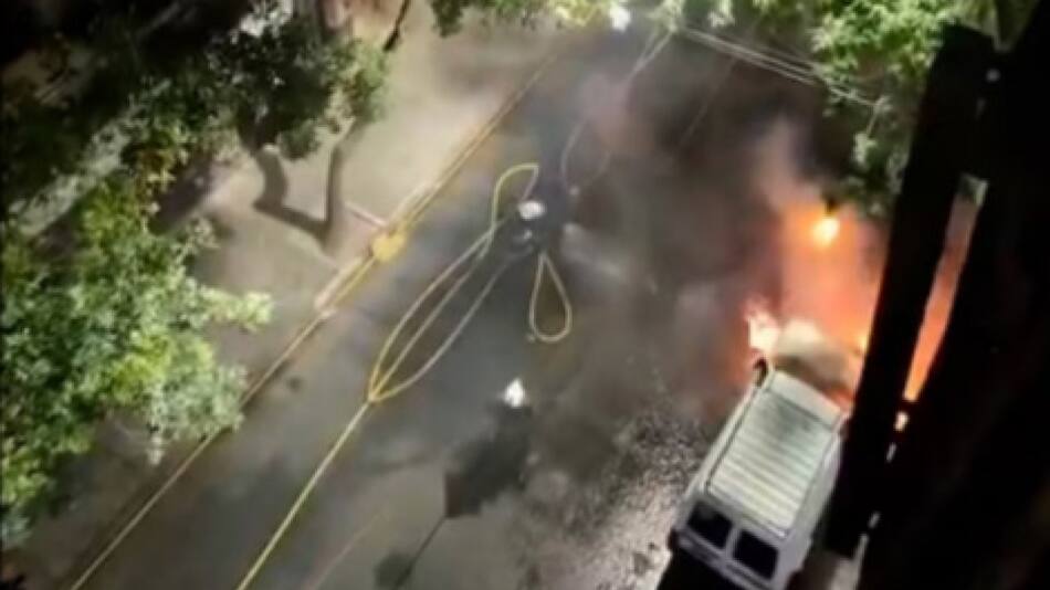 Ataque de quemacoches en Balvanera. Foto: Captura de pantalla X.