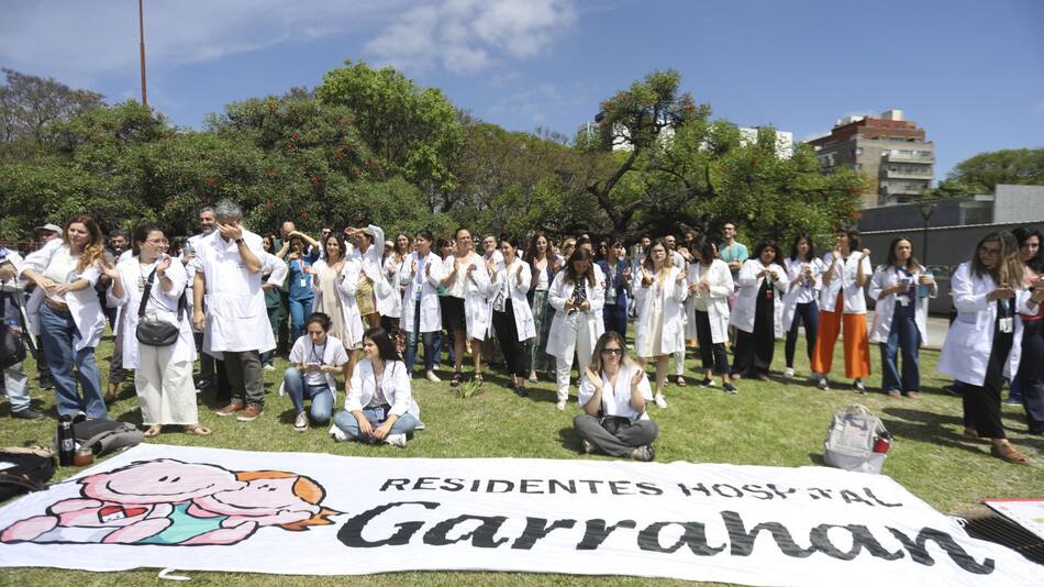 Reclamo de residentes del Hospital Garrahan. Foto: NA.