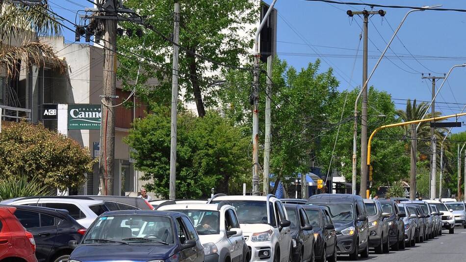 Filas para cargar combustible en Argentina. Foto: NA.