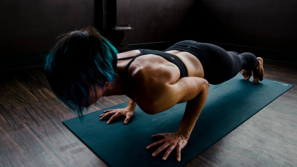 Una breve sesión de ejercicio de solo 10 minutos puede desarrollar la energía suficiente. Foto: Pexels.