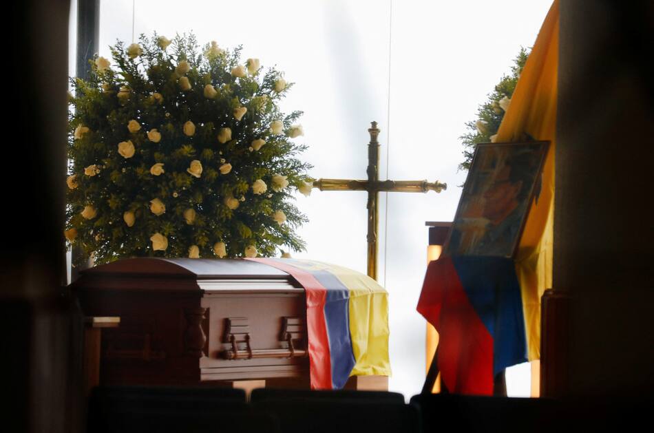 El féretro de Fernando Villavicencio antes de partir rumbo al cementerio. Foto: Reuters.