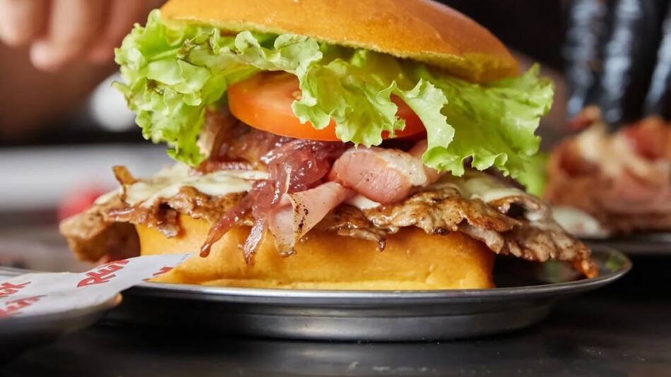 El chivito, un clásico imperdible del Uruguay. Foto: Instagram @rexbestchivitointown