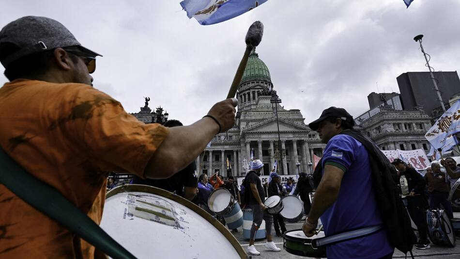 Llegan los primeros manifestantes al Congreso. FOTO: JUAN FOGLIA/ NA.