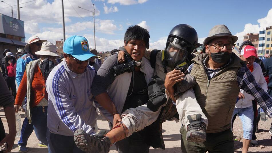 Ataque a periodistas en Perú. Foto: EFE