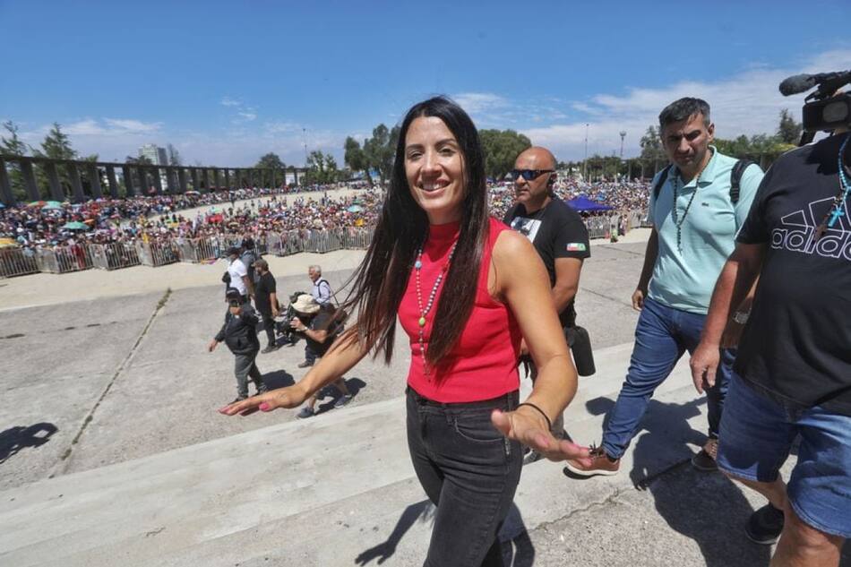 Leda, la mujer que cura con la imposición de manos. Foto X.