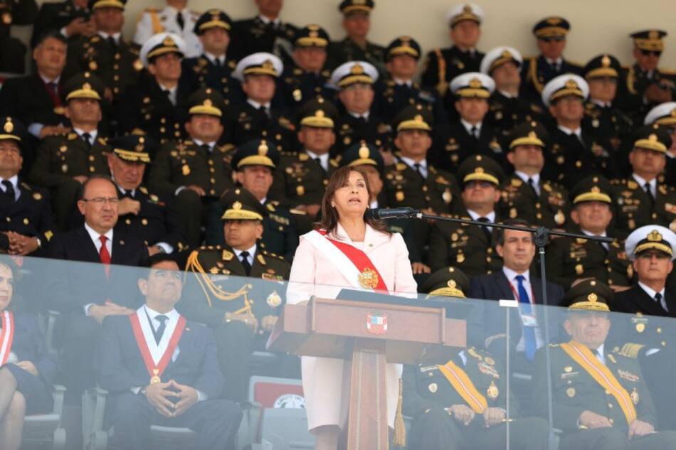 La presidenta de Perú, Diana Boluarte, con el ejército peruano. Foto: Reuters.
