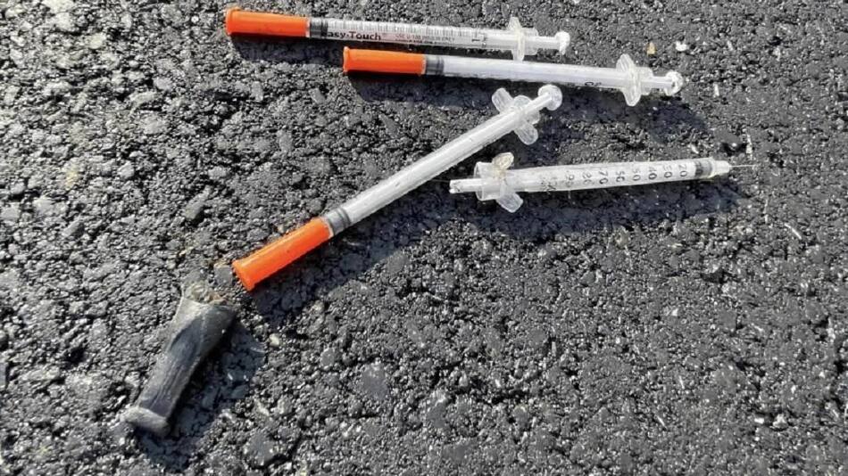 Fotografía de unas jeringuillas tiradas en el suelo de una calle del barrio Kensington, en Filadelfia, Pensilvania. (EE.UU.). EFE