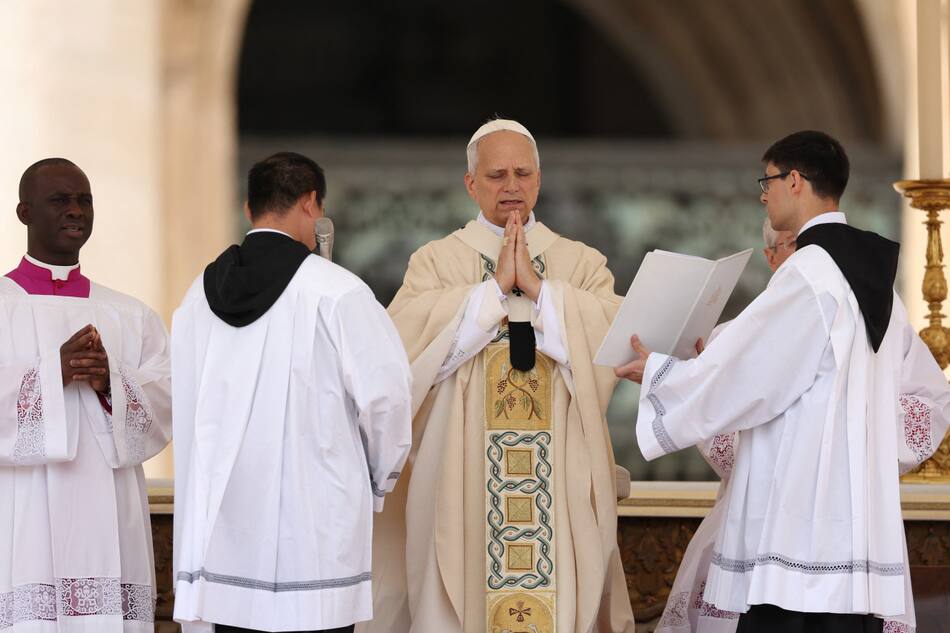 El Papa León XIV dirige la oración del Regina Caeli después de su misa inaugural en la Plaza de San Pedro, en el Vaticano, 18 de mayo de 2025. REUTERS/CLAUDIA GRECO