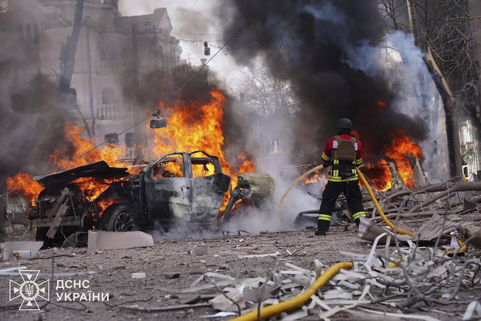 Rusia lanzó un ataque masivo con misiles balísticos en el noreste de Ucrania. EFE/EPA/SERVICIO ESTATAL DE EMERGENCIAS DE UCRANIA