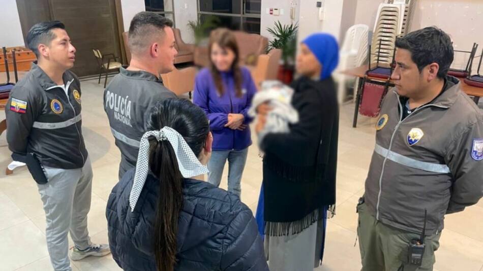 Rescate de una beba de tres años con Síndrome de down en Ecuador. Foto: @PoliciaEcuador.