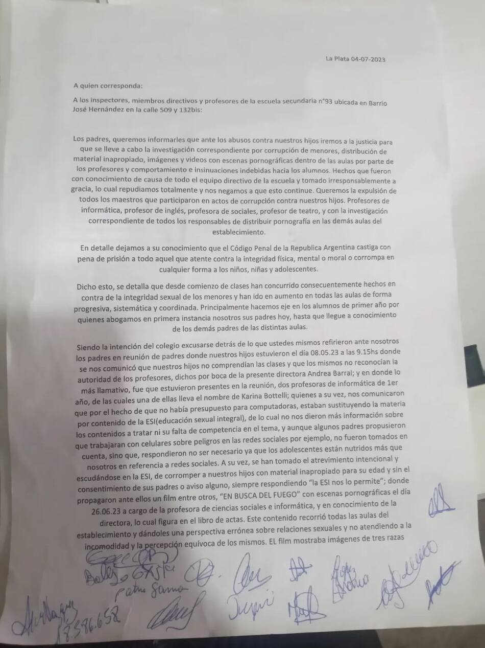 El comunicado que presentaron ante los directivos del establecimiento, firmado por los padres y las madres de los alumnos de 1° año. Foto: TN.