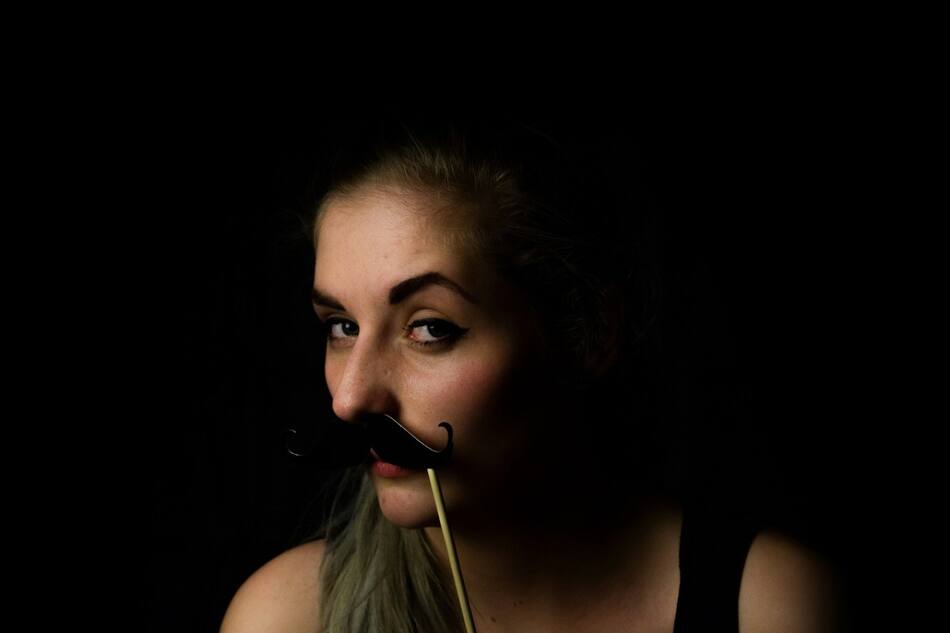 Mujeres con bigotes. Foto: Unsplash.