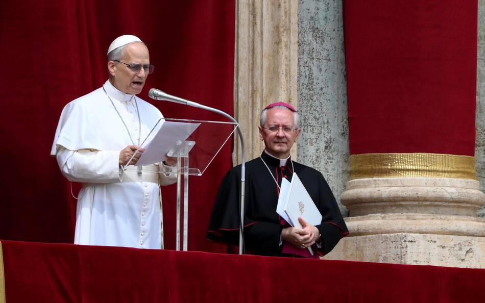 El papa León XIV dirige la oración del Regina Caeli desde la logia central de la Basílica de San Pedro en la Ciudad del Vaticano, el 11 de mayo de 2025. (Papa) EFE/EPA/ETTORE FERRARI