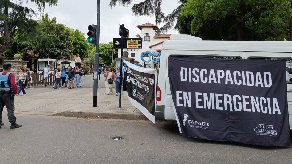 Entre ellos, se encuentran trabajadores de distintas dependencias, profesionales de la salud, pacientes y familiares de personas con discapacidad.