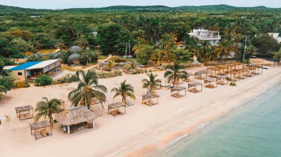 Hotel Fénix Beach, acusado de arrojar residuos en zona de manglar de Tierra Bomba. Foto: Instagram/fenixbeachcartagena