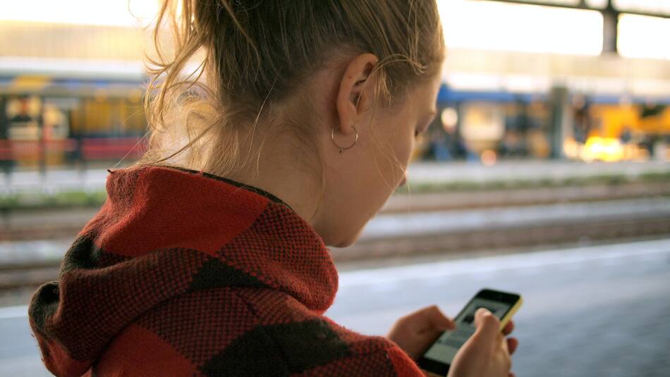 Niño con celular. Foto: Unsplash.