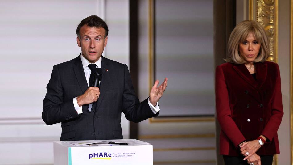 Emmanuel Macron y su esposa, Brigitte. Foto: Reuters.