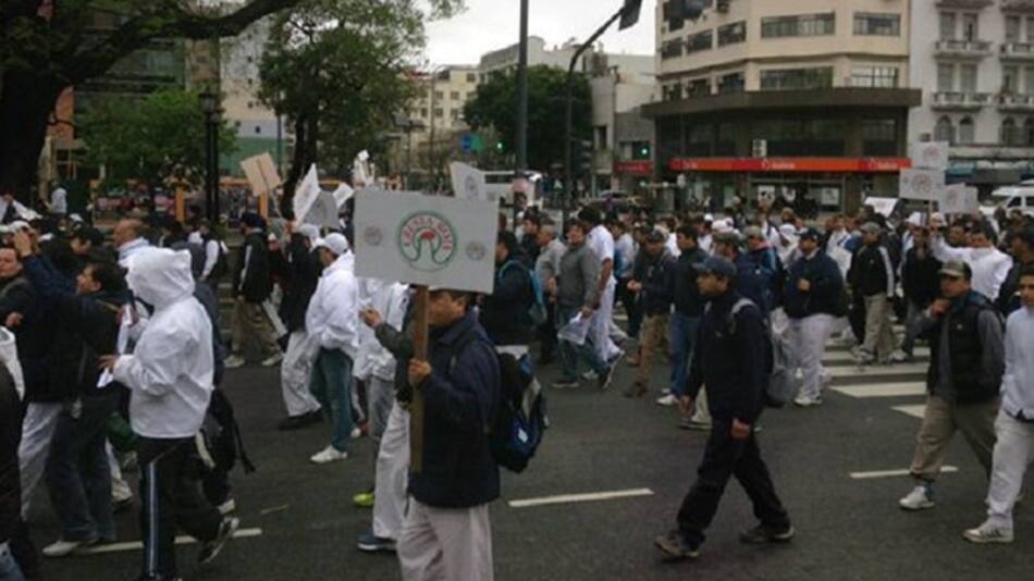 Protesta de trabajores de Cresta Roja (Twitter)