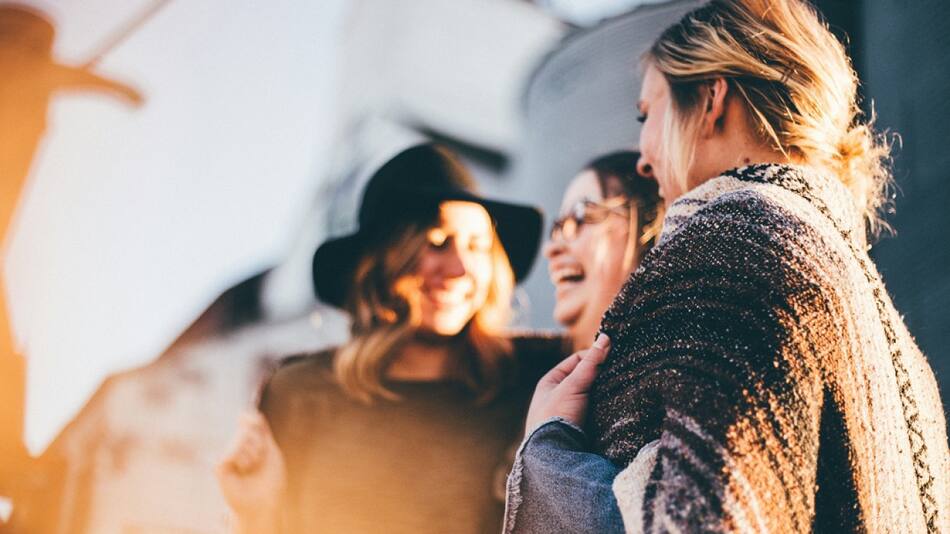 Día de la mujer, amigas, salida. Foto: Unsplash.