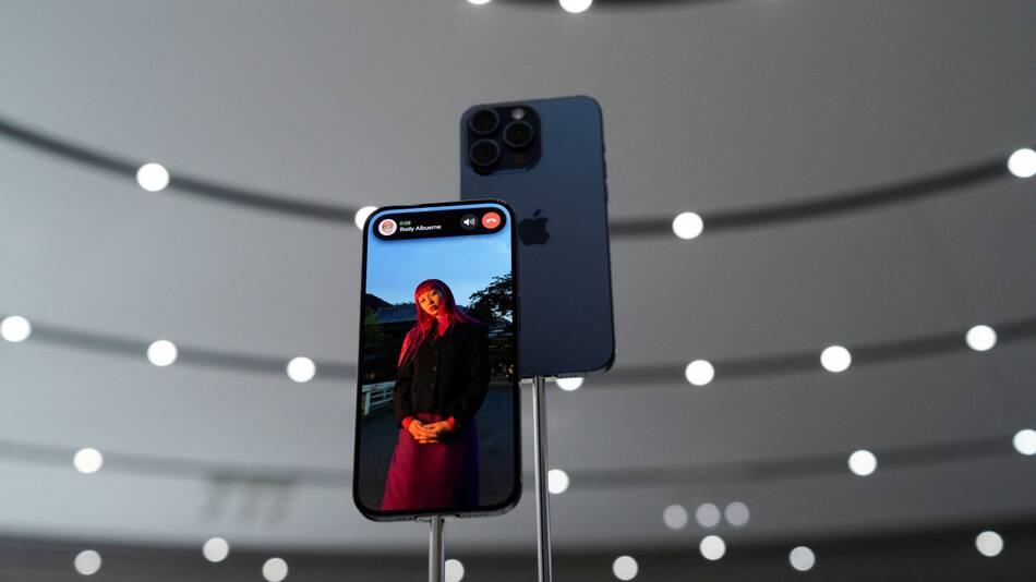 Los iPhones que no podrán recibir la actualización a iOS 26. Foto: Reuters/Loren Elliott.