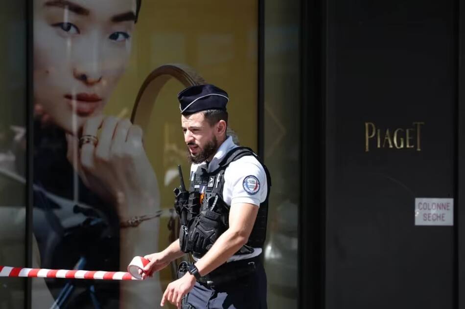 Oficiales de justicia trabajan en un local de Piaget. Foto: Reuters