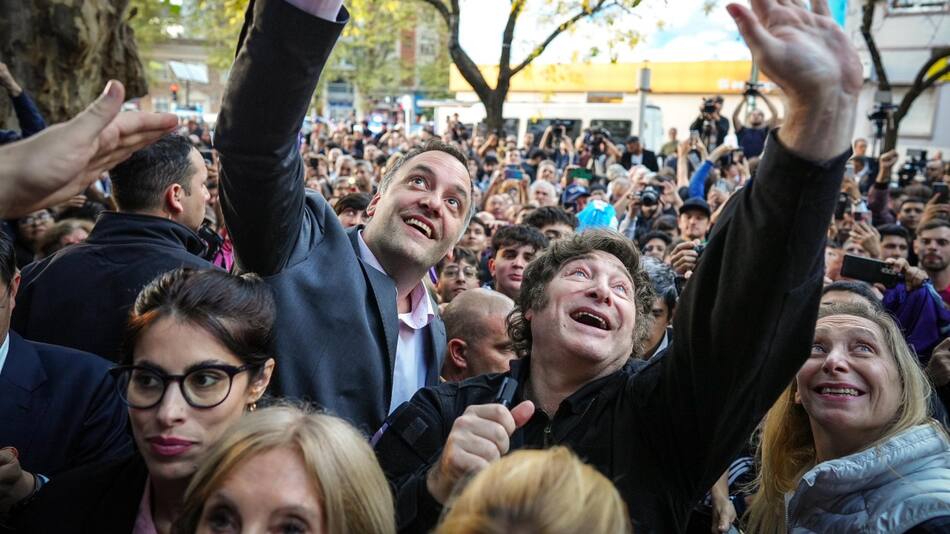 Manuel Adorni junto a Javier y Karina Milei. Foto: X @madorni