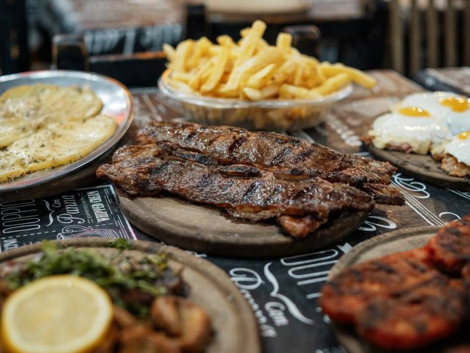 Platos de la parrilla El Tano. Foto: Instagram el_tano_debenedetti.