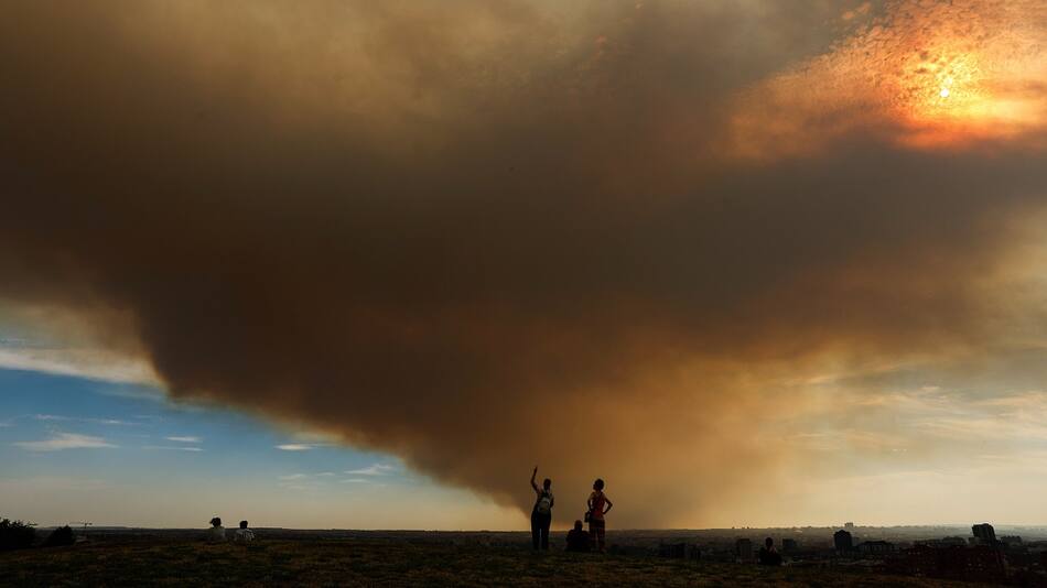 La nube de humo y cenizas que ocasionó el incendio forestal en Méntrida (España).