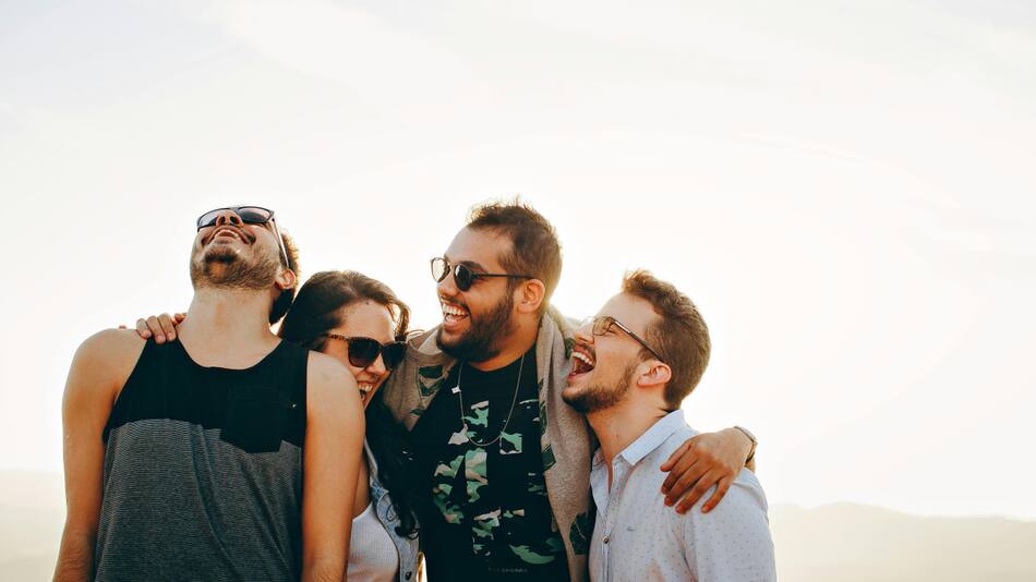 Amigos, amistad, primavera, verano. Foto: Pexels.