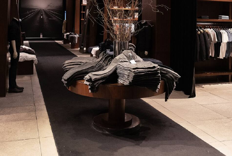 Etiqueta Negra anunció rebajas en sus prendas. Foto: Instagram @etiquetanegra