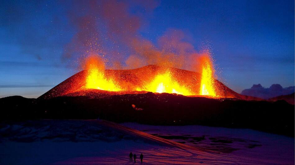 Erupción del volcán Eyjafjallajockull al sur de Islandia. Foto: EFE