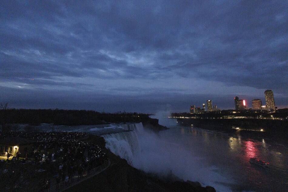 El eclipse solar desde las cataratas del Niágara. Foto: EFE.