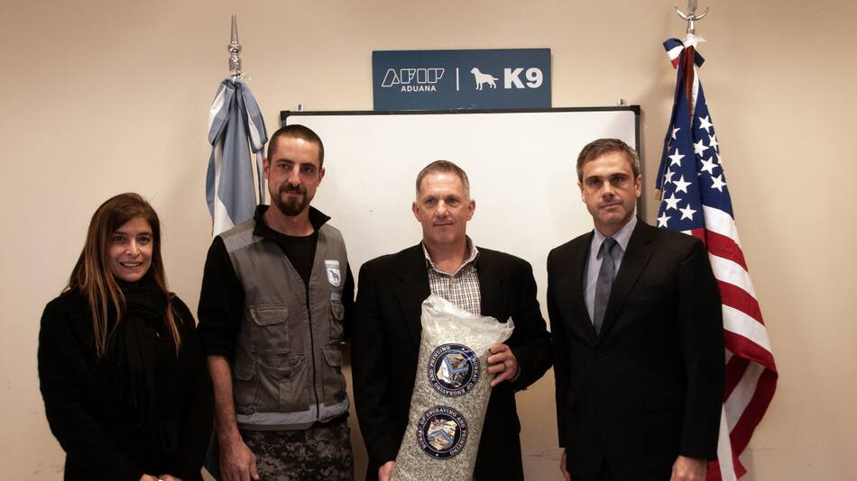 Guillermo Michel con representantes de la US Customs and Border Protection. Foto: Prensa.