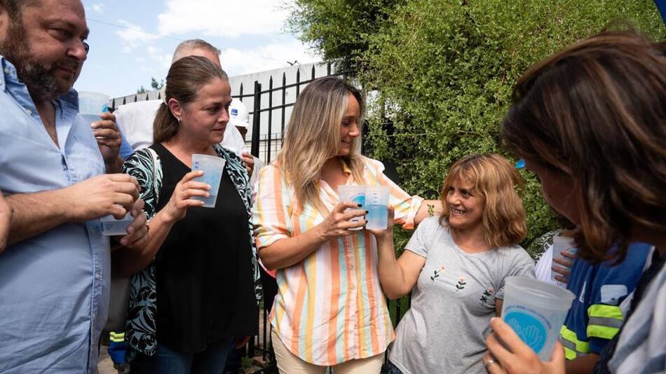 Malena Galmarini y Jaime Méndez habilitaron una nueva red de agua potable en el Barrio Mitre de San Miguel. Foto: Prensa.