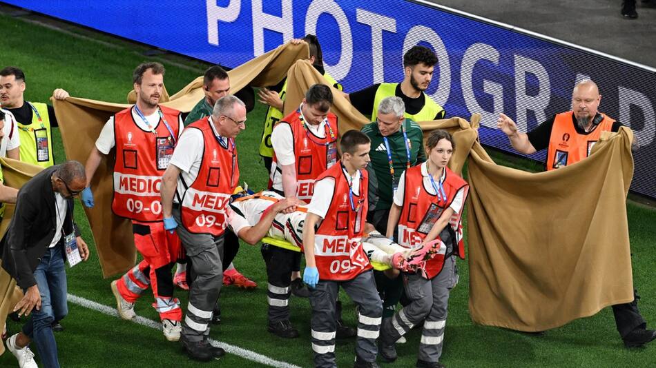 La preocupante salida de Barnabás Varga en Escocia vs. Hungría. Foto: Reuters.