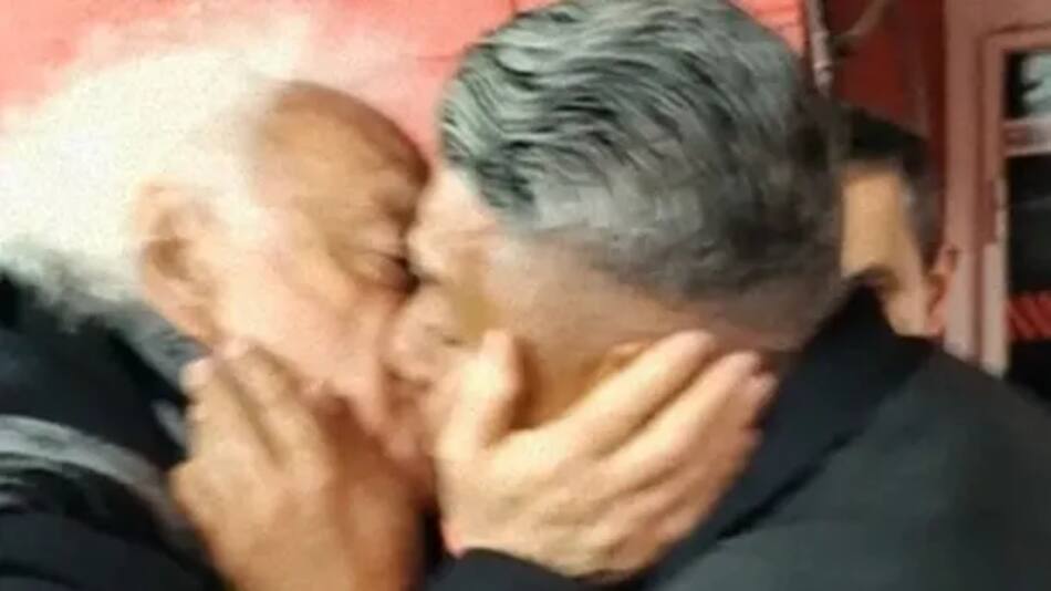 Beso de Guillermo Coppola y Claudio Tapia.