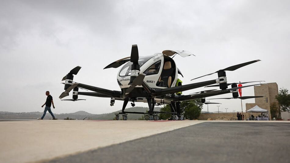 El taxi aéreo que sobrevoló la ciudad de Jerusalén, Israel. Foto: Télam.