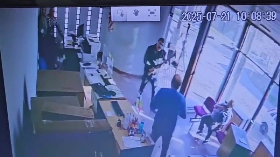 Un hombre destrozó una oficina en Santa Fe
