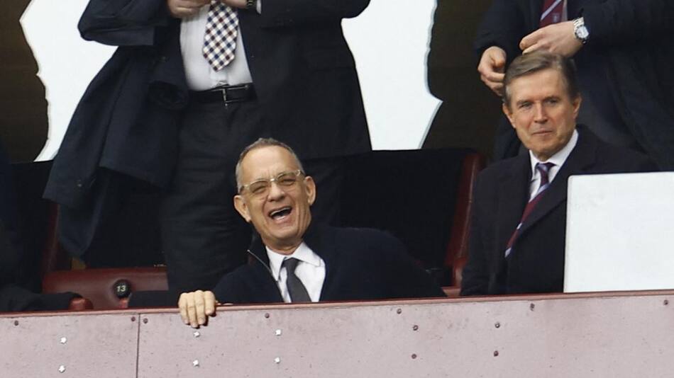 Tom Hanks en el partido de Aston Villa. Foto Reuters.
