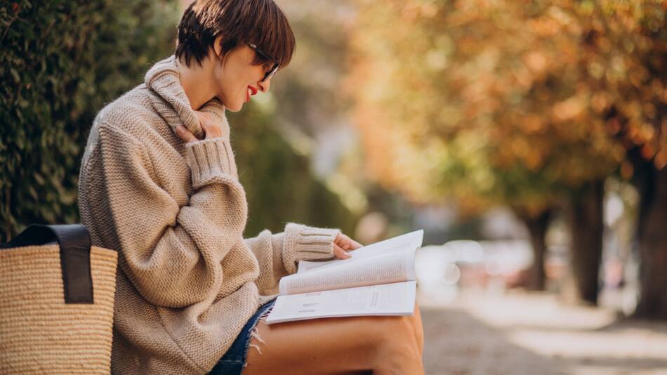 Persona leyendo un libro. Foto Freepik