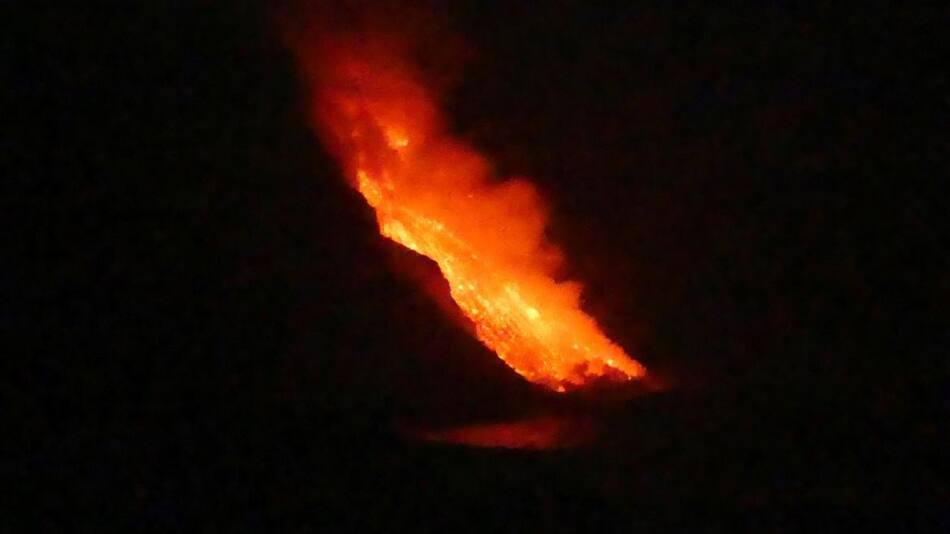 La lava comienza a invadir el mar, España, EFE