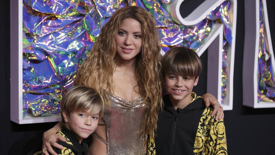 Shakira junto a sus hijos Sasha y Milan en los MTV VMA. Foto: EFE.
