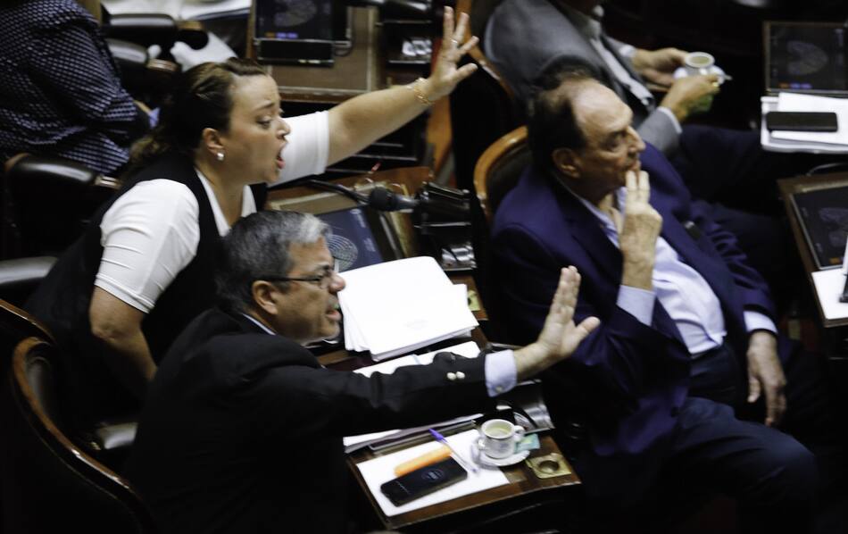 Cruce entre Germán Martínez y Martín Menem en Diputados. Foto: NA.