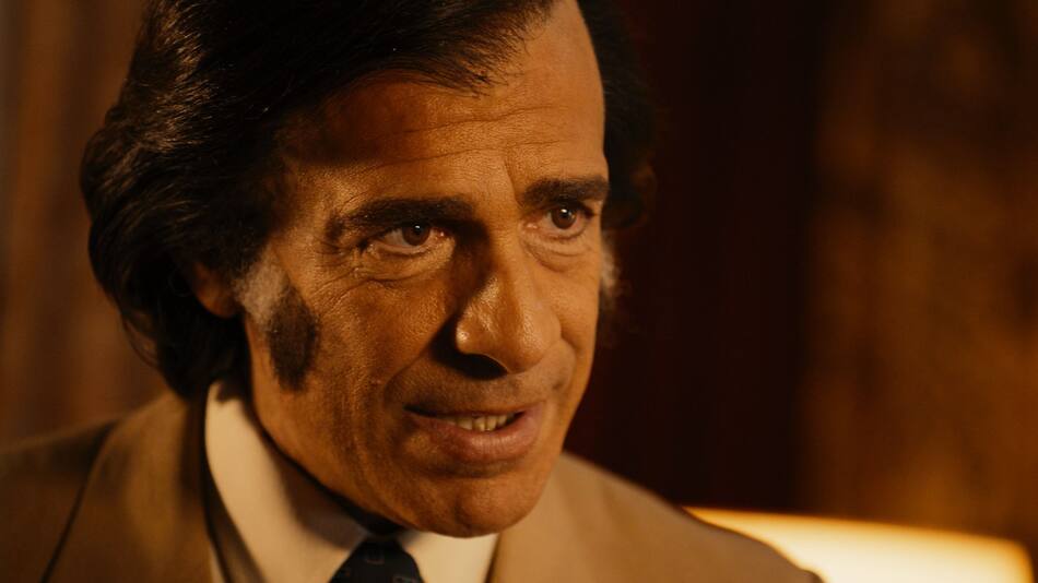 Leonardo Sbaraglia es Carlos Menem en "Menem", de Amazon Prime Video.