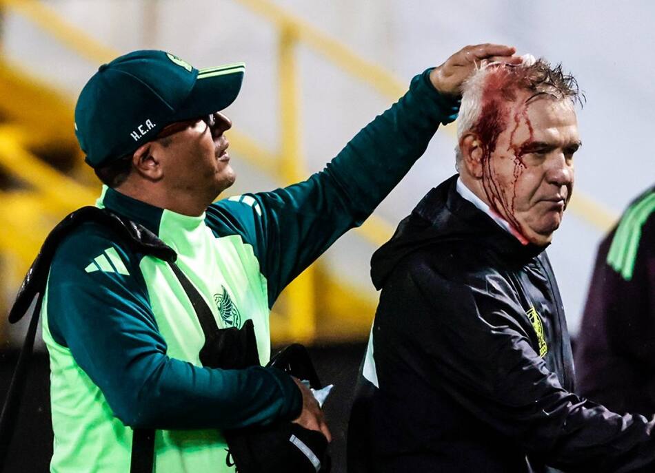 Agresión contra Javier Aguirre, entrenador de México. Foto: @brfootball.